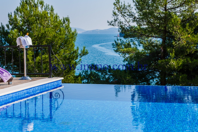 VILLA WITH SWIMMING POOL, NEAR THE BEACH, 15 KM FROM TROGIR