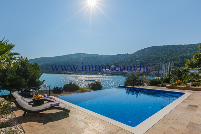 VILLA WITH SWIMMING POOL, NEAR THE BEACH, 15 KM FROM TROGIR