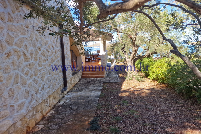 ARHIPELAG KORNATI. KUĆA U PRVOM REDU DO MORA