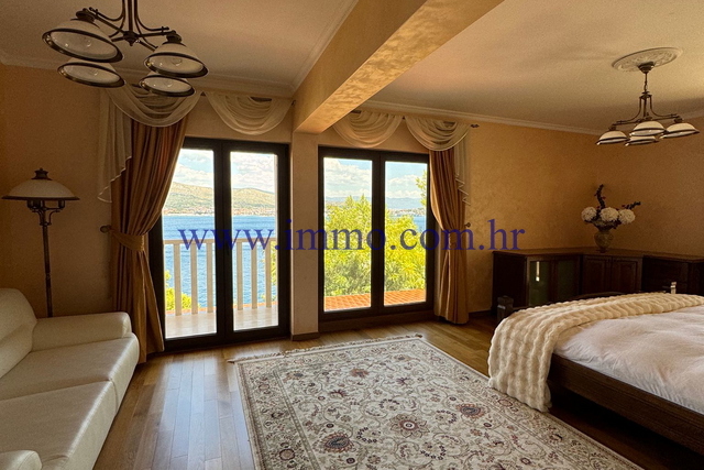 WUNDERSCHÖNE VILLA MIT POOL, ERSTE REIHE AM MEER
