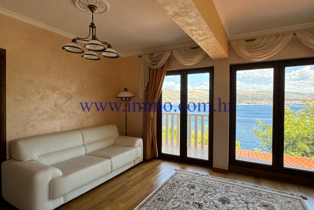 WUNDERSCHÖNE VILLA MIT POOL, ERSTE REIHE AM MEER