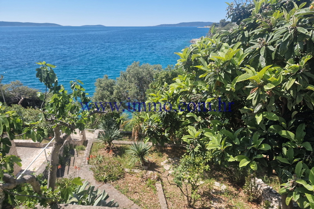 HAUS IN DER ERSTEN REIHE ZUM MEER AUF DER INSEL ČIOVO