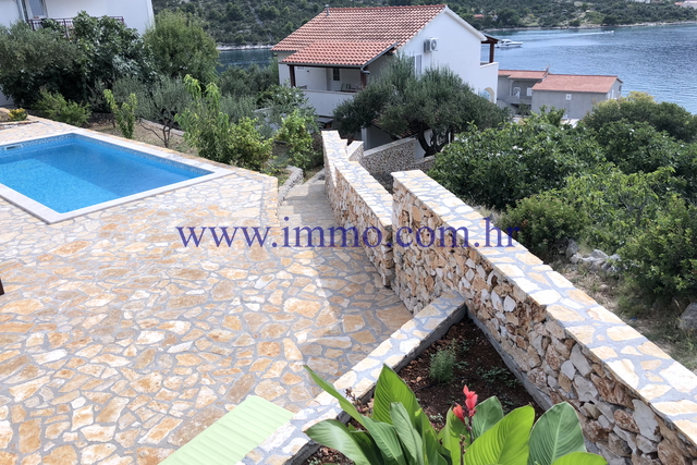 FULLY FURNISHED HOUSE WITH THREE APARTMENTS NEAR TROGIR