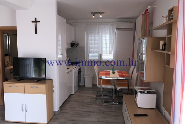 FULLY FURNISHED HOUSE WITH THREE APARTMENTS NEAR TROGIR