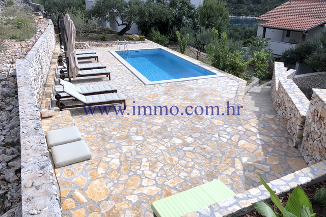 FULLY FURNISHED HOUSE WITH THREE APARTMENTS NEAR TROGIR