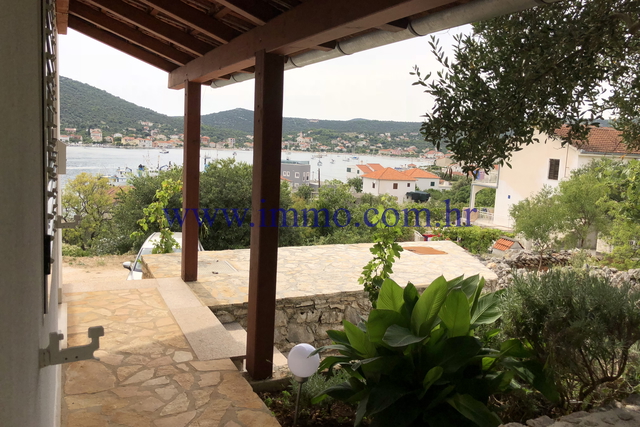 FULLY FURNISHED HOUSE WITH THREE APARTMENTS NEAR TROGIR