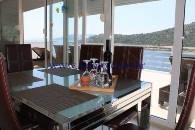 LUXURY SEAFRONT VILLA NEAR TROGIR