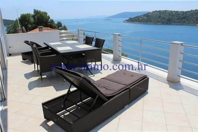 LUXURY SEAFRONT VILLA NEAR TROGIR