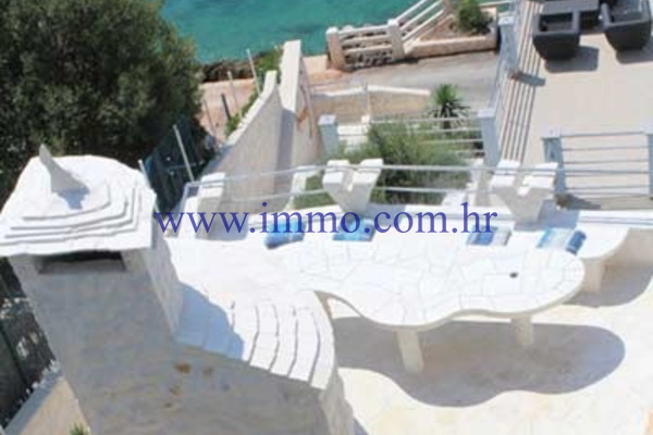 LUXURY SEAFRONT VILLA NEAR TROGIR