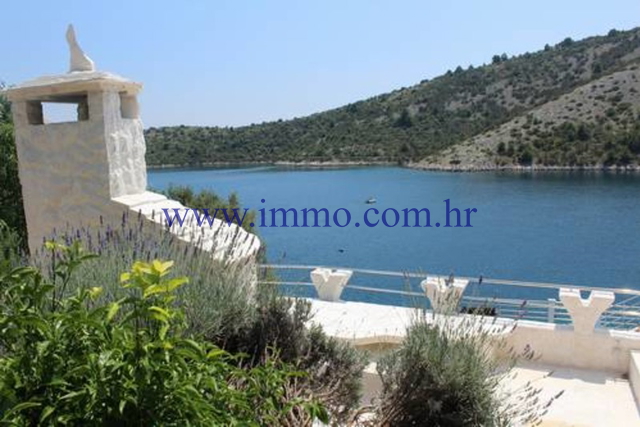 LUXURY SEAFRONT VILLA NEAR TROGIR