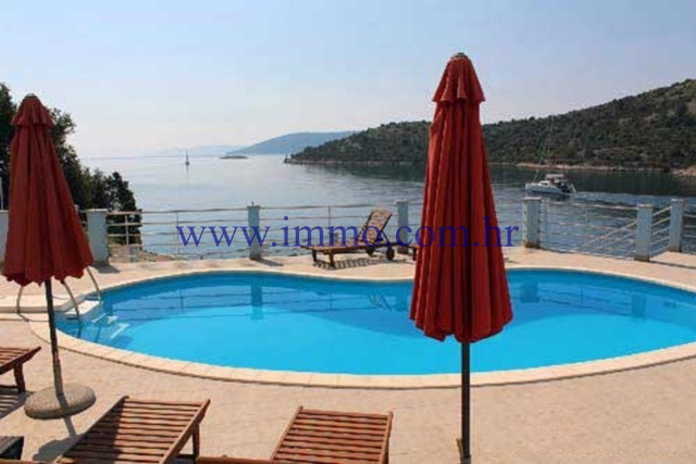 LUXURY SEAFRONT VILLA NEAR TROGIR