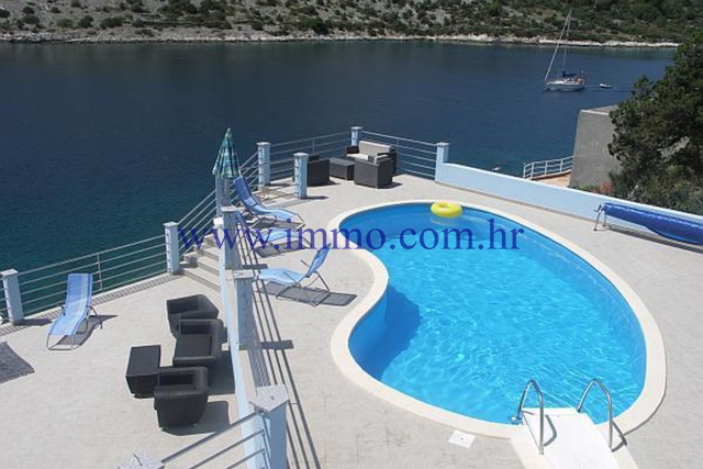 LUXURY SEAFRONT VILLA NEAR TROGIR