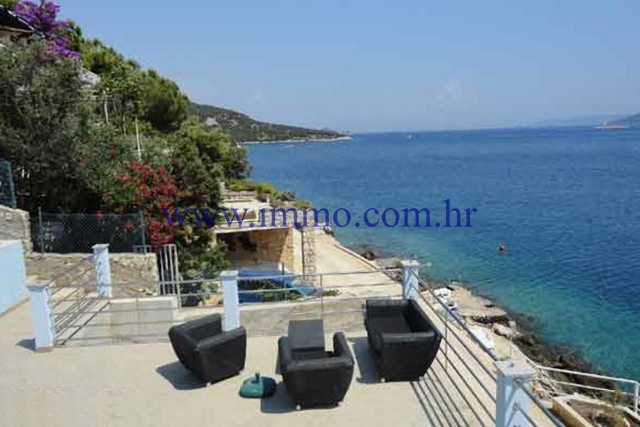 LUXURY SEAFRONT VILLA NEAR TROGIR