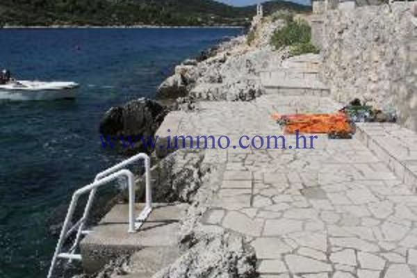 LUXURY SEAFRONT VILLA NEAR TROGIR