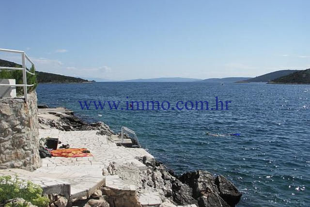 LUXURY SEAFRONT VILLA NEAR TROGIR