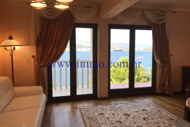 WUNDERSCHÖNE VILLA MIT POOL, ERSTE REIHE AM MEER