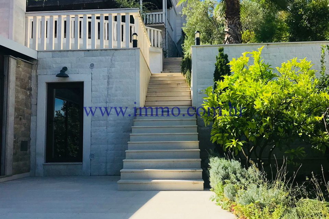 WUNDERSCHÖNE VILLA MIT POOL, ERSTE REIHE AM MEER