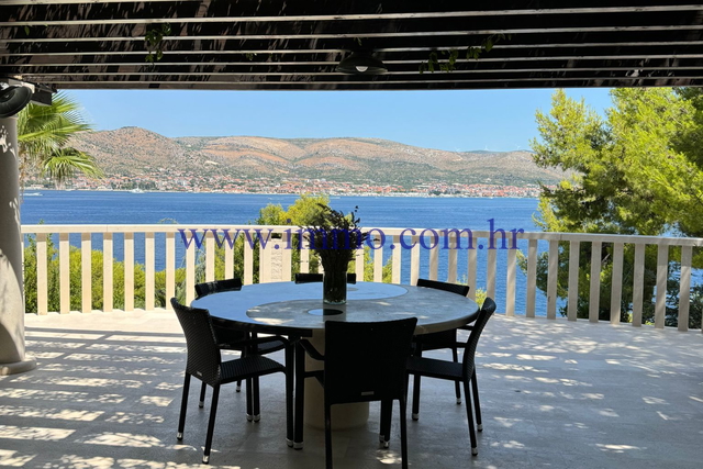 WUNDERSCHÖNE VILLA MIT POOL, ERSTE REIHE AM MEER