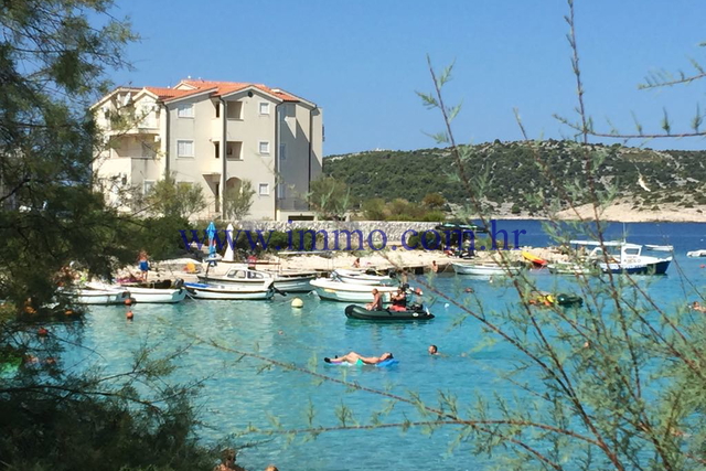 ROGOZNICA, VILLA MIT APPARTEMENTS, ERSTE REIHE AM MEER