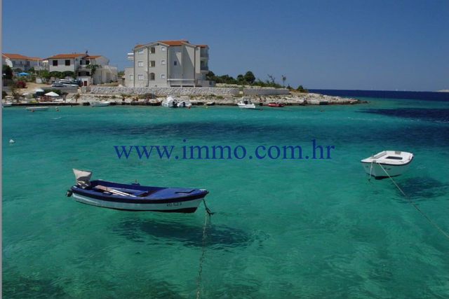 ROGOZNICA, VILLA MIT APPARTEMENTS, ERSTE REIHE AM MEER