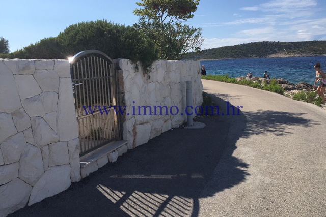 ROGOZNICA, VILLA MIT APPARTEMENTS, ERSTE REIHE AM MEER