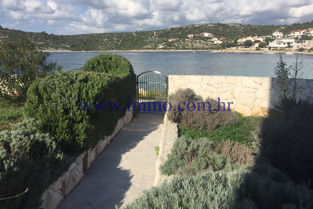 ROGOZNICA, VILLA MIT APPARTEMENTS, ERSTE REIHE AM MEER