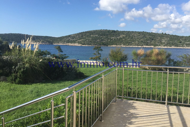 ROGOZNICA, VILLA MIT APPARTEMENTS, ERSTE REIHE AM MEER