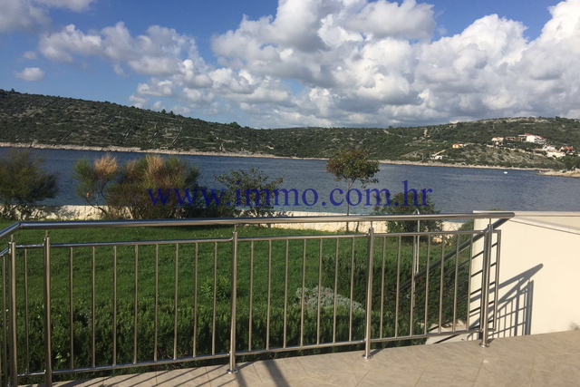 ROGOZNICA AREA, SEAFRONT VILLA WITH APARTMENTS