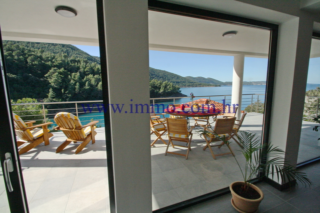 KORČULA, GORGEOUS VILLA WITH SWIMMING POOL, ON THE SEAFRONT