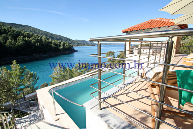 KORČULA, GORGEOUS VILLA WITH SWIMMING POOL, ON THE SEAFRONT