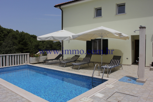 VILLA MIT POOL