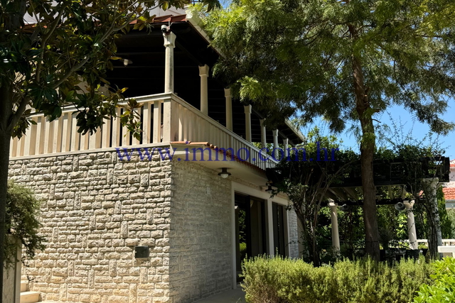 WUNDERSCHÖNE VILLA MIT POOL, ERSTE REIHE AM MEER