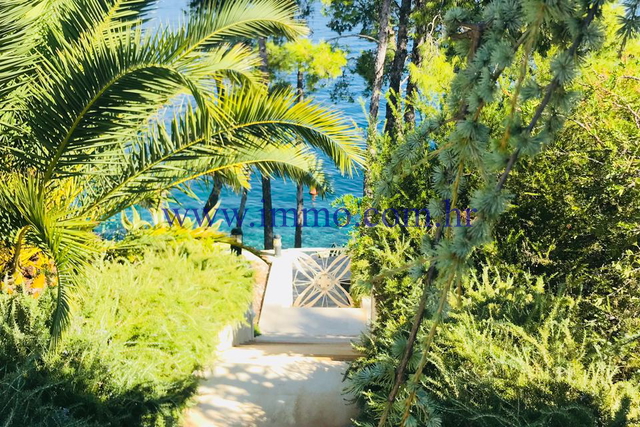 WUNDERSCHÖNE VILLA MIT POOL, ERSTE REIHE AM MEER