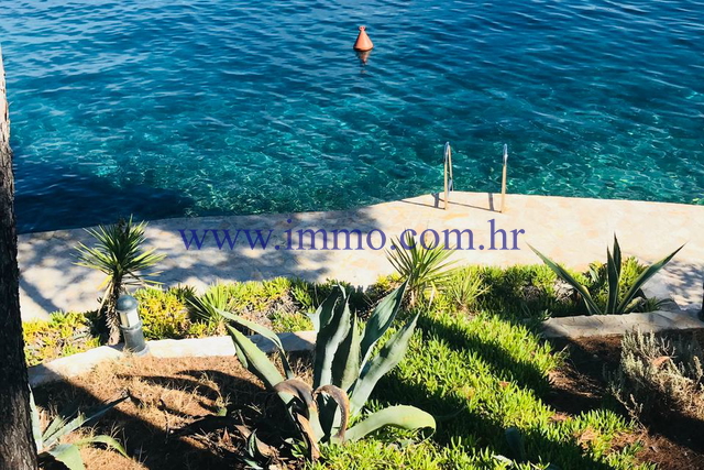 WUNDERSCHÖNE VILLA MIT POOL, ERSTE REIHE AM MEER