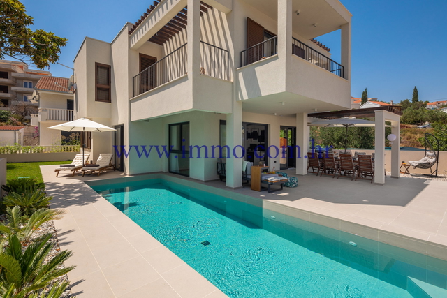 NUOVA VILLA CON PISCINA VICINO AL MARE