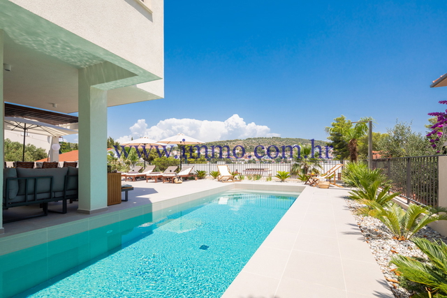 NUOVA VILLA CON PISCINA VICINO AL MARE