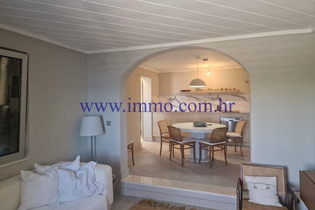 HAUS IN DER ERSTEN REIHE ZUM MEER AUF DER INSEL &Ccaron;IOVO