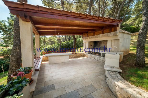 BRAČ, UNIQUE VILLA WITH GORGEOUS SEA VIEWS FOR SALE