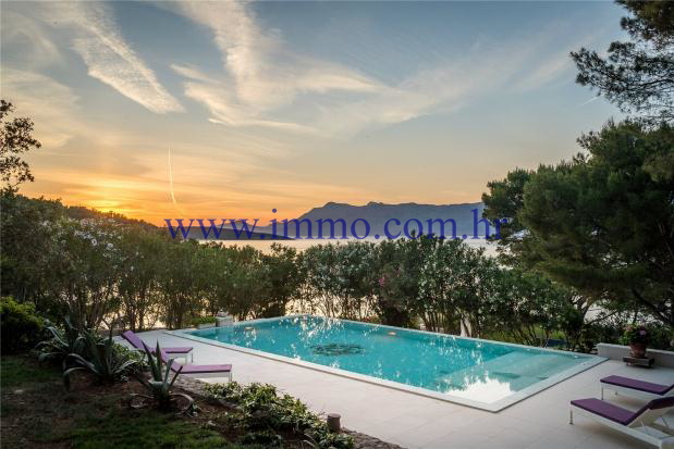 BRAČ, UNIQUE VILLA WITH GORGEOUS SEA VIEWS FOR SALE