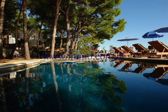 SEAFRONT HOUSE WITH APARTMENTS ON THE ISLAND OF HVAR