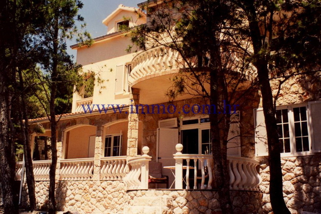 SEAFRONT HOUSE WITH APARTMENTS ON THE ISLAND OF HVAR