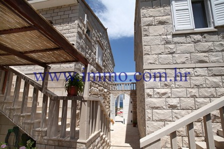 ISLAND OF BRAČ, VILLA WITH SWIMMING POOL, FIRST ROW TO THE SEA