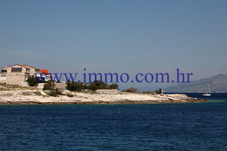 ISLAND OF BRAČ, VILLA WITH SWIMMING POOL, FIRST ROW TO THE SEA