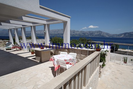 ISLAND OF BRAČ, VILLA WITH SWIMMING POOL, FIRST ROW TO THE SEA