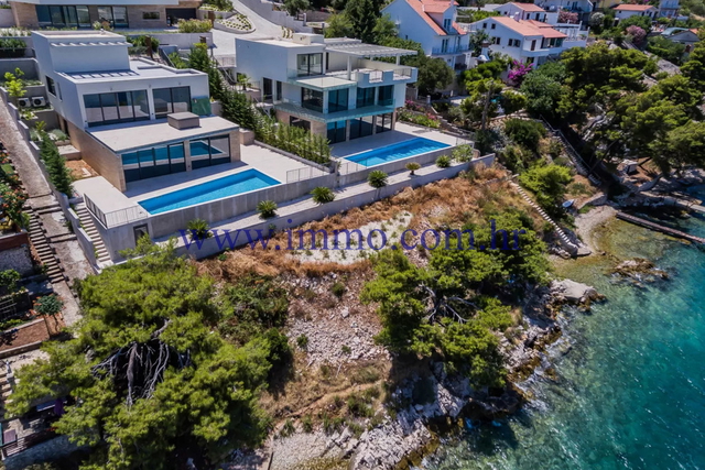 ELITE VILLA WITH POOL, FIRST ROW TO THE SEA