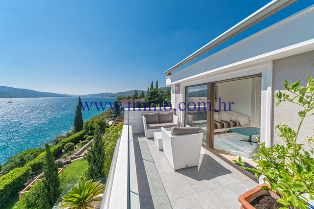 LUXURY SEAFRONT VILLA NEAR TROGIR