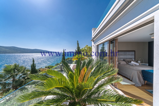 LUXURY SEAFRONT VILLA NEAR TROGIR