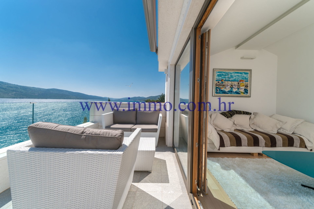 LUXURY SEAFRONT VILLA NEAR TROGIR