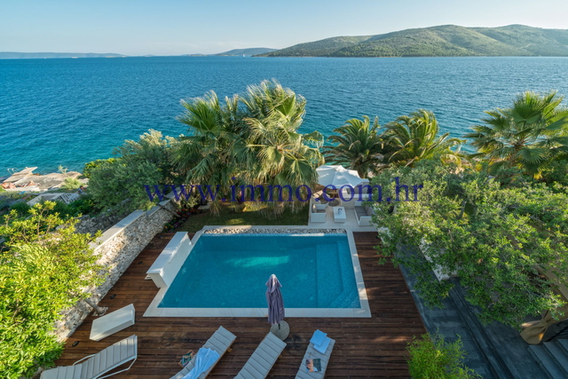 LUXURY SEAFRONT VILLA NEAR TROGIR