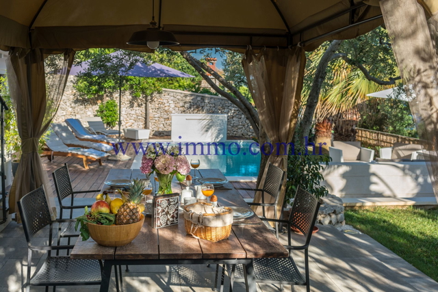 LUXURY SEAFRONT VILLA NEAR TROGIR